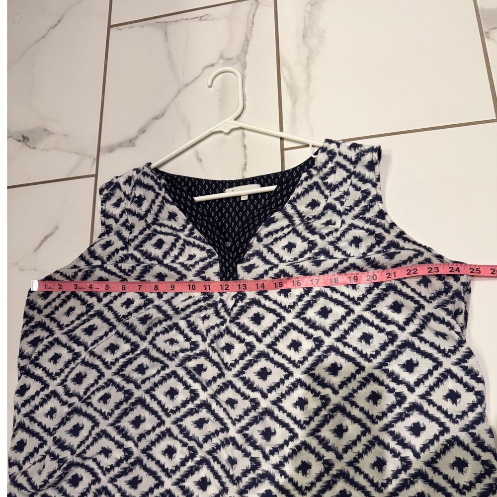 Skies Are Blue 3X Sleeveless Top White Blue Geometric Print V Neck Blouse - Picture 6 of 7